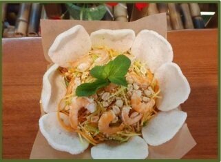 Салат с манго и креветками